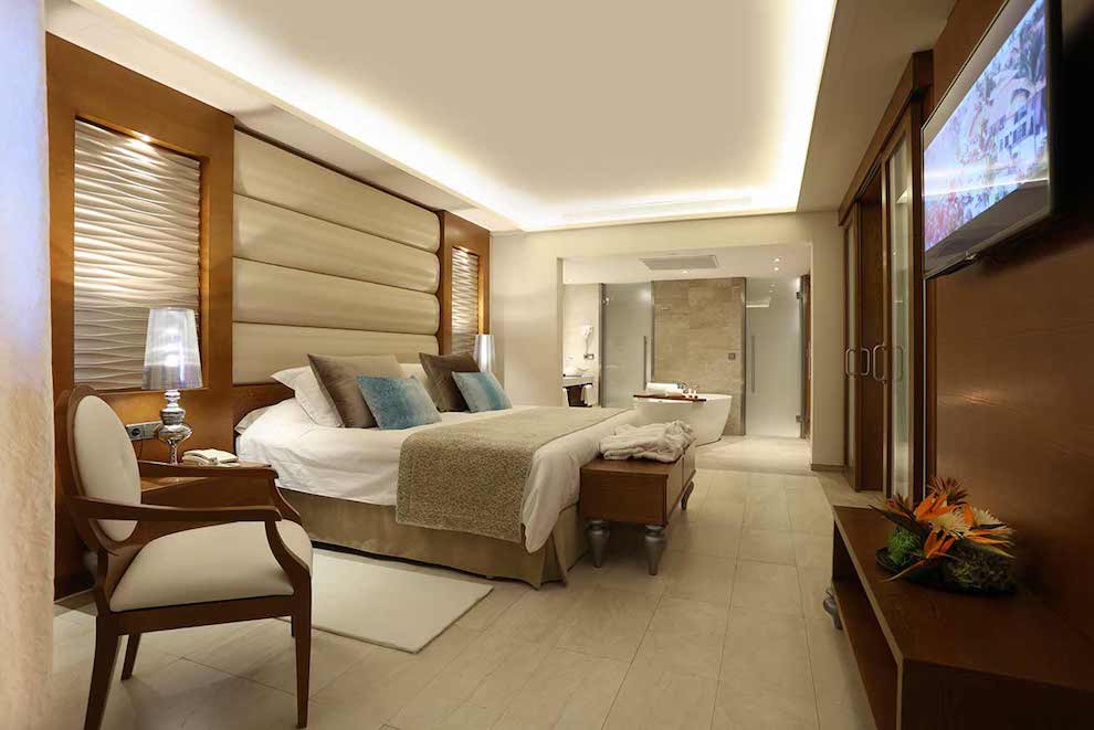 Family-Club-One-Bedroom-Suite-bed