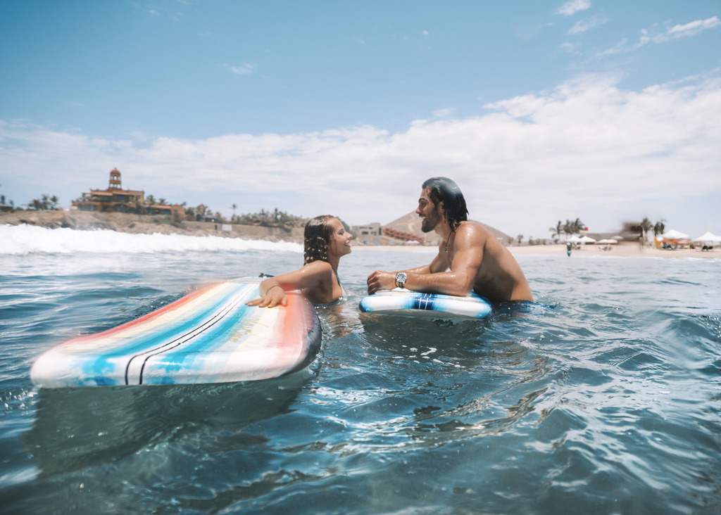 HRHLosCabos_Lifestyle_Couple Surfing