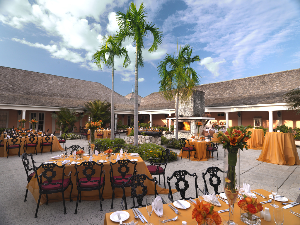 Hilton Rose Hall Three Palms Restaurant Setup