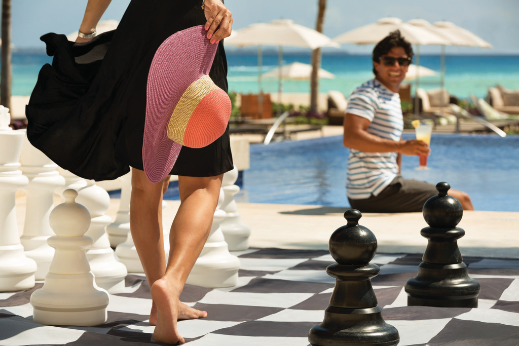 Hyatt-Ziva-Cancun-Large-Size-Chess-Set-Up-3