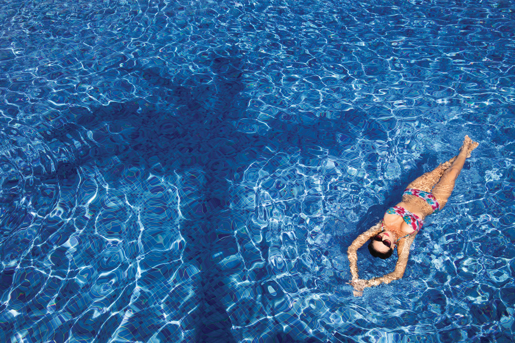 Hyatt-Ziva-Cancun-Pool-Girl-Floating