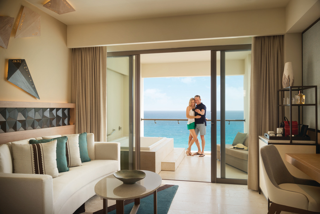 Hyatt-Ziva-Cancun-Turquoize-Sky-Ocean-Front-Master-Balcony-Couple
