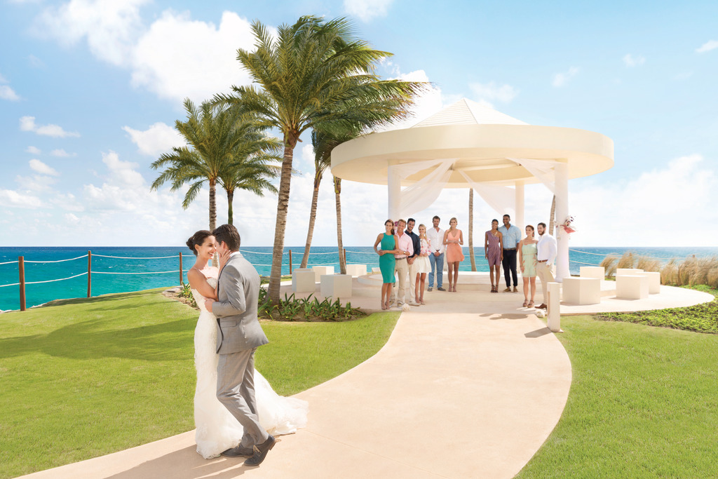 Hyatt-Ziva-Cancun-Wedding-Gazebo-With-Guests-5