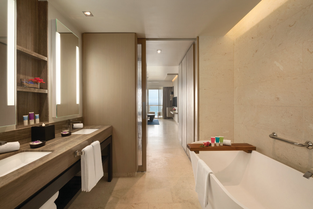 Hyatt-Ziva-Rose-Hall-Ocean-Front-Junior-Suite-Bathroom