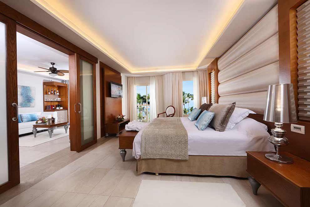 Mirage-Club-One-Bedroom-Suite-bed-lateral