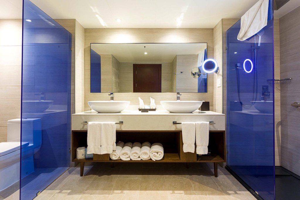 SONESTA-MAHO-deluxe_suite_bathroom
