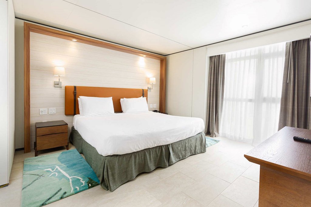 SONESTA-MAHO-deluxe_suite_bedroom